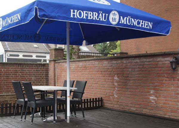 biergarten in der ersten Woche noch im Regen