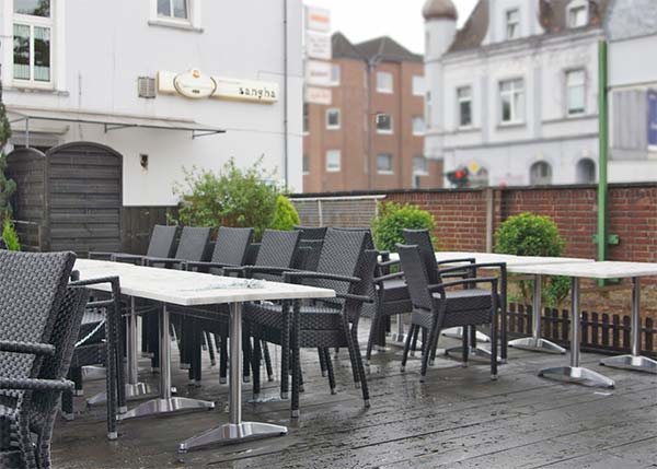 Geräumiger Biergarten des inischen Restaurants